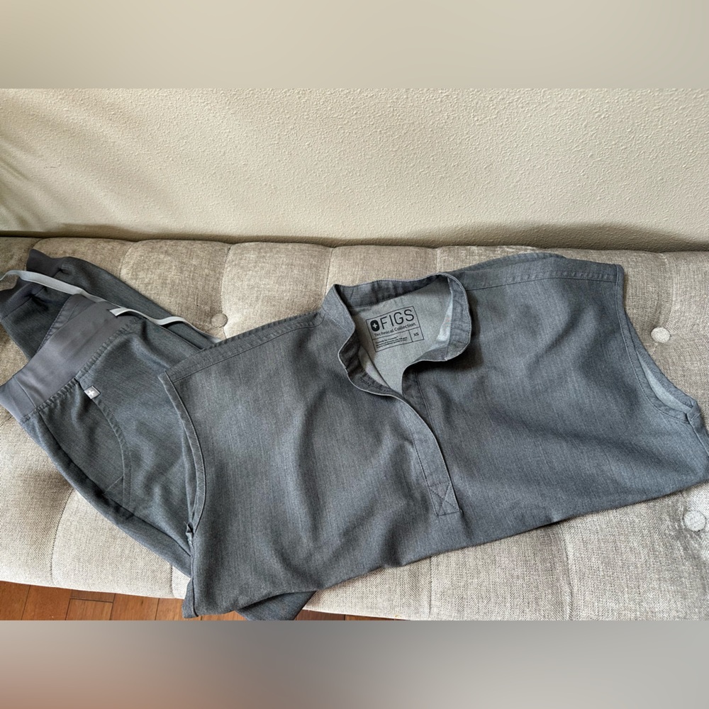 FIGS Technical Collection Gray Top and Pants Set in XS